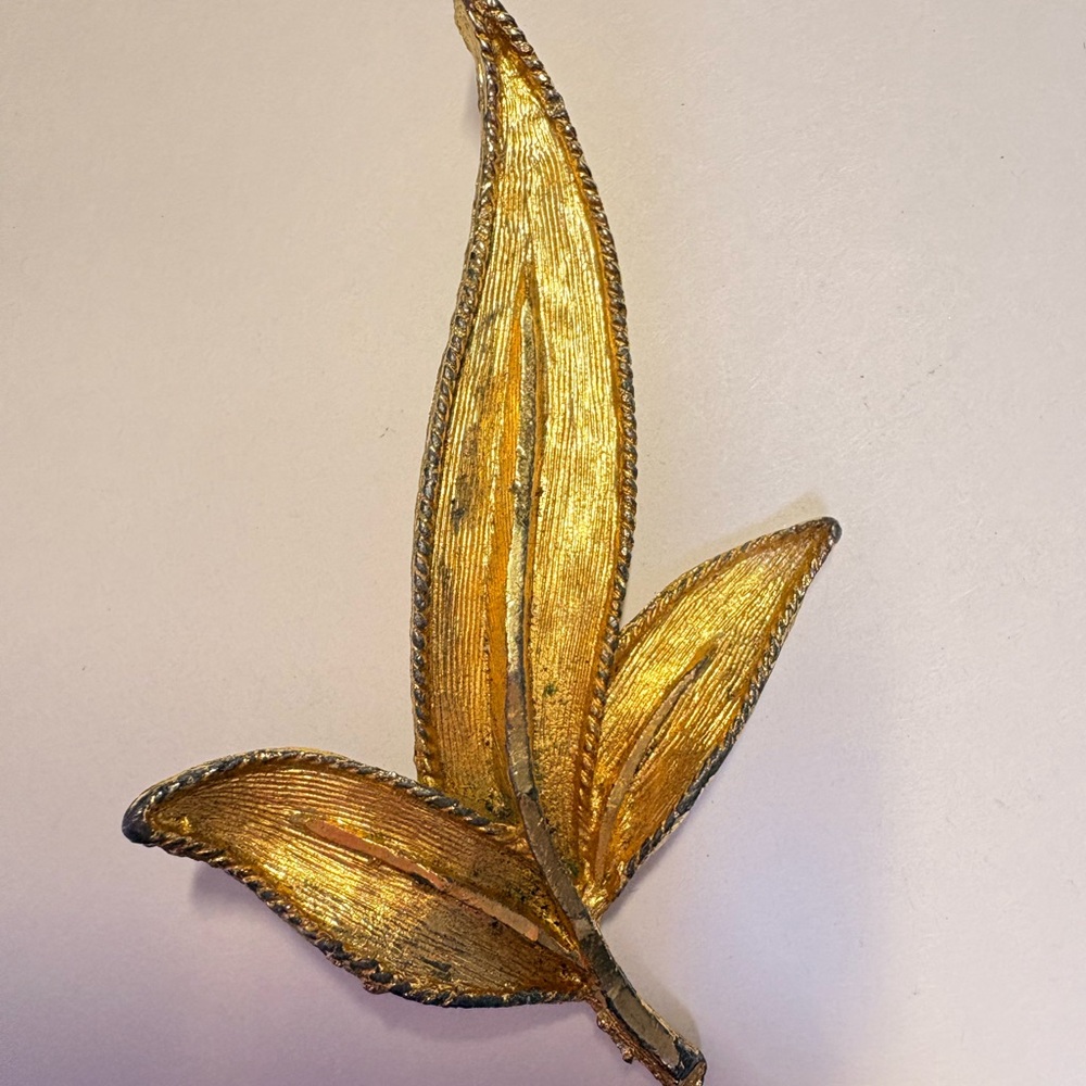 Gold tone Leaf Design vintage large Brooch